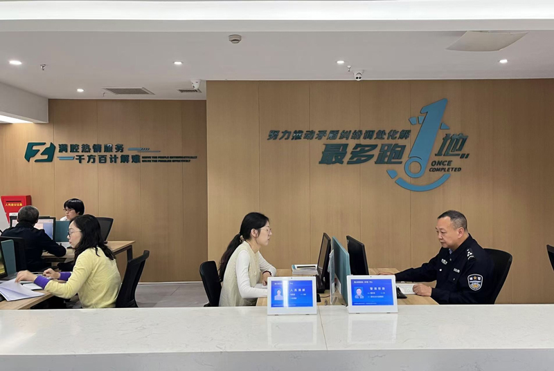 ”里“枫”景别样红冰球突破平台“浙(图2)